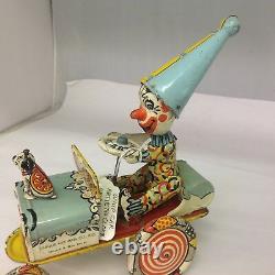 VINTAGE UNIQUE ART MFG. CO. ARTIE THE CLOWN Tin Wind Up Toy Car. 591-G