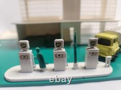 Vintage 1961 Lesney Matchbox MG-1 BP Service Station with Pumps 2 Vehicles Sign