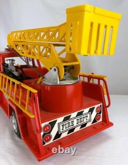 Vintage Marx Toys The Big Alarm Fire Truck Engine No 7 with Box & Figures 5140