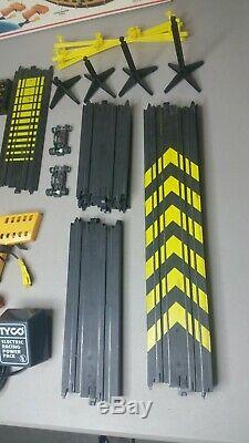 Vintage Tyco Sky Climber Cliff Hangers Slot car race track with 2 CORVETTE cars